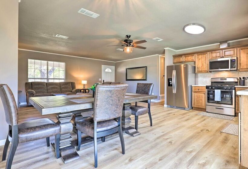 Quiet Haven W/ Hot Tub, 4 Mi To Canyon Lake!