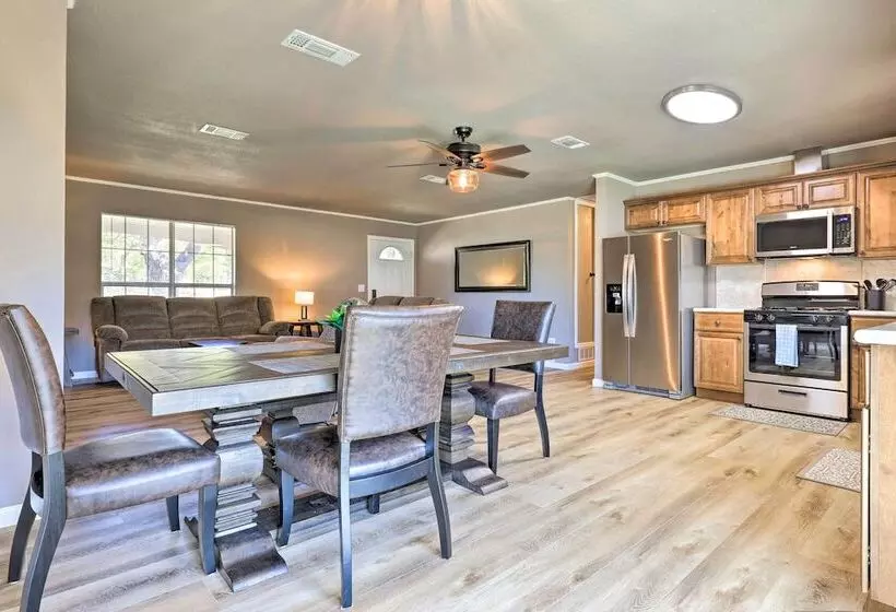 Quiet Haven W/ Hot Tub, 4 Mi To Canyon Lake!