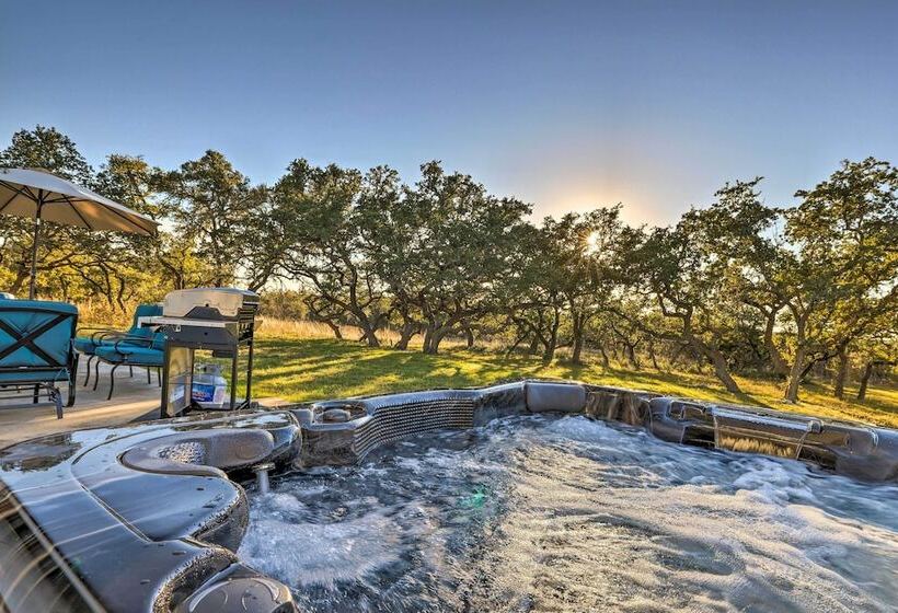 Quiet Haven W/ Hot Tub, 4 Mi To Canyon Lake!