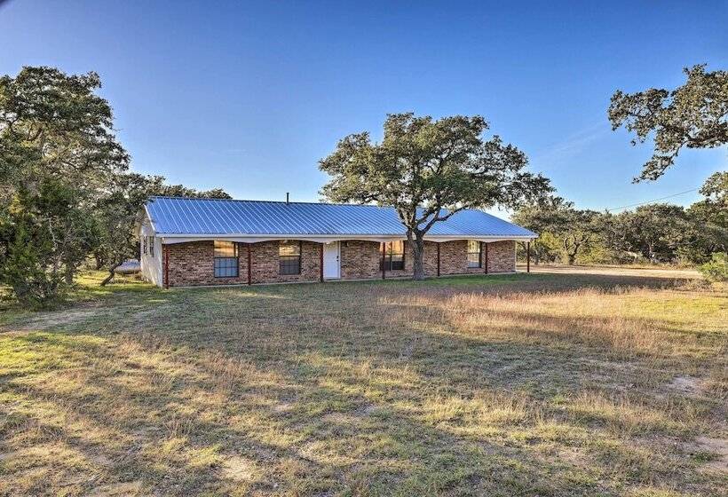 Quiet Haven W/ Hot Tub, 4 Mi To Canyon Lake!