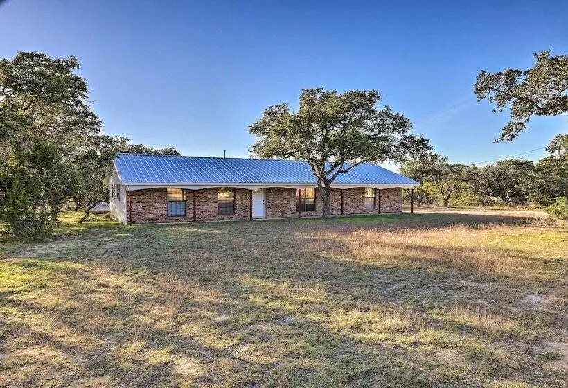 Quiet Haven W/ Hot Tub, 4 Mi To Canyon Lake!