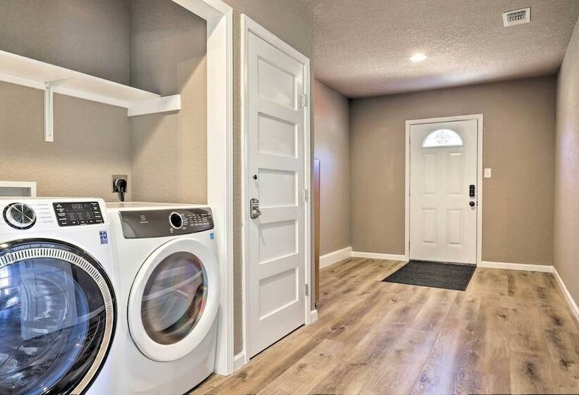 Quiet Haven W/ Hot Tub, 4 Mi To Canyon Lake!