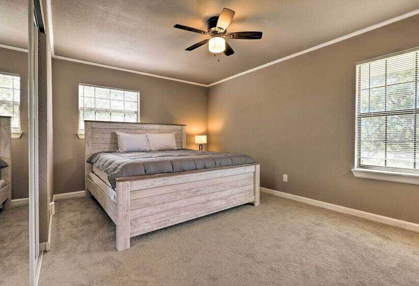 Quiet Haven W/ Hot Tub, 4 Mi To Canyon Lake!