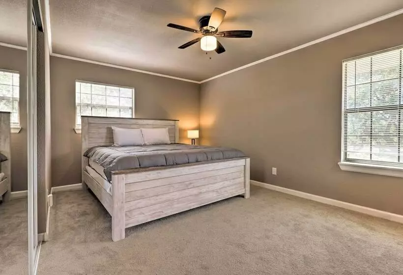 Quiet Haven W/ Hot Tub, 4 Mi To Canyon Lake!