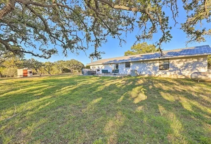 Quiet Haven W/ Hot Tub, 4 Mi To Canyon Lake!