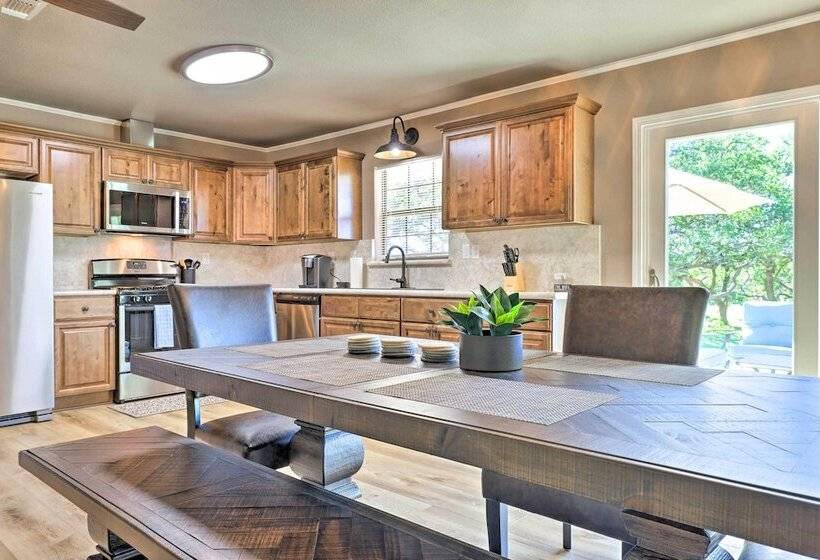 Quiet Haven W/ Hot Tub, 4 Mi To Canyon Lake!