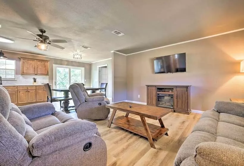 Quiet Haven W/ Hot Tub, 4 Mi To Canyon Lake!