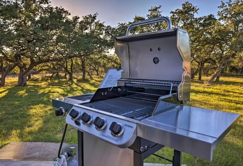 Quiet Haven W/ Hot Tub, 4 Mi To Canyon Lake!