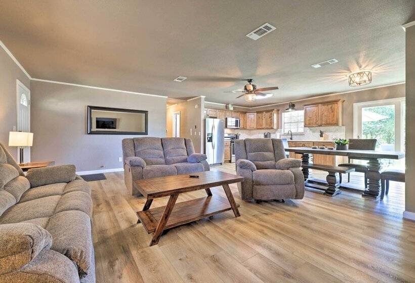 Quiet Haven W/ Hot Tub, 4 Mi To Canyon Lake!