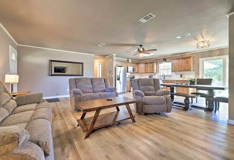 Quiet Haven W/ Hot Tub, 4 Mi To Canyon Lake!