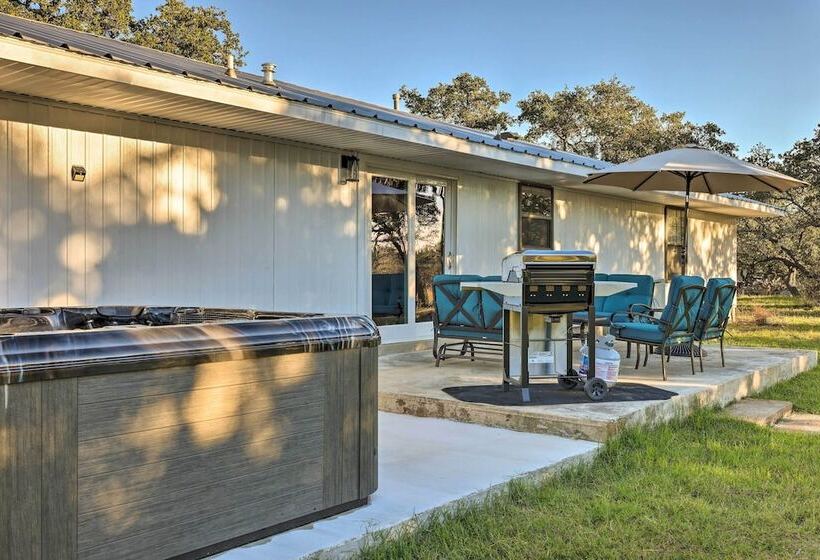 Quiet Haven W/ Hot Tub, 4 Mi To Canyon Lake!