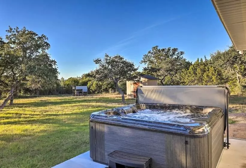 Quiet Haven W/ Hot Tub, 4 Mi To Canyon Lake!