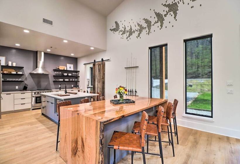 Riverfront Heber Springs Home With Dock & Slip!