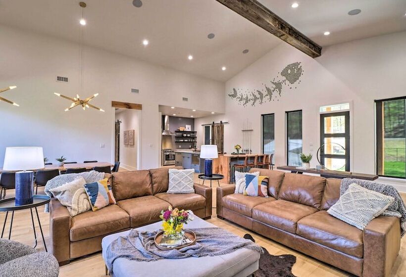 Riverfront Heber Springs Home With Dock & Slip!