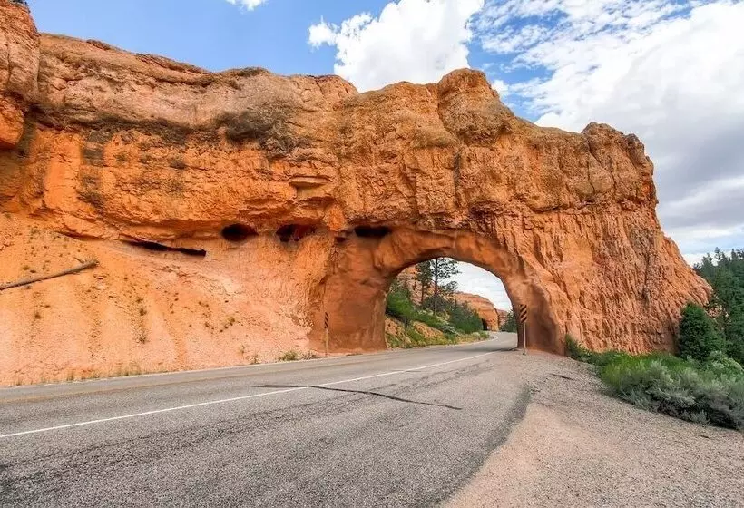 Scenic Large Group Retreat, 1 Mi To Bryce Canyon!