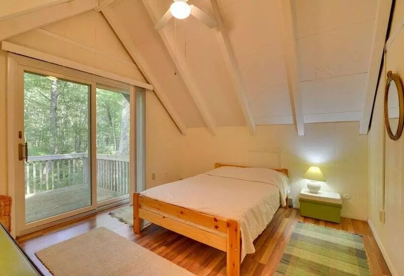 Secluded Stroudsburg Home   5 Mi To Ski Resort