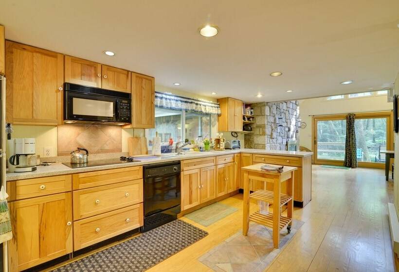 Secluded Stroudsburg Home   5 Mi To Ski Resort