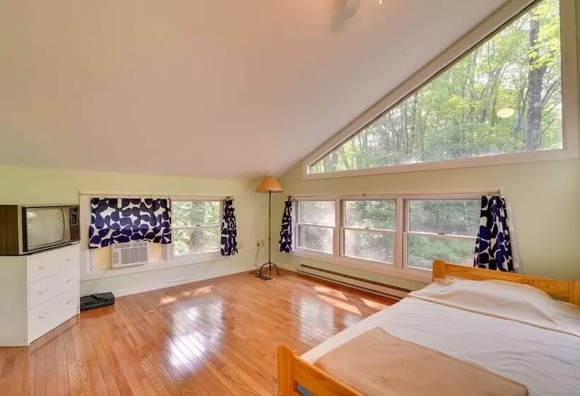 Secluded Stroudsburg Home   5 Mi To Ski Resort