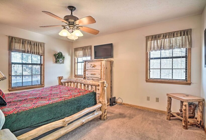 Peaceful Sevierville Cabin W/ Hot Tub & Grill