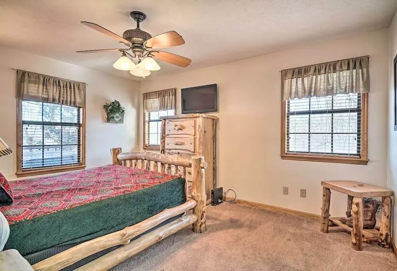 Peaceful Sevierville Cabin W/ Hot Tub & Grill