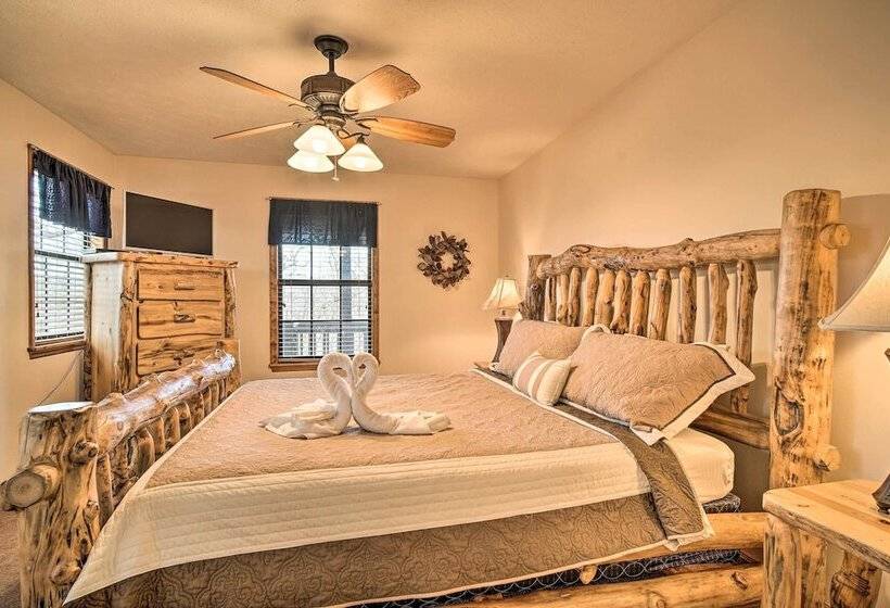 Peaceful Sevierville Cabin W/ Hot Tub & Grill