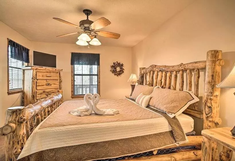 Peaceful Sevierville Cabin W/ Hot Tub & Grill