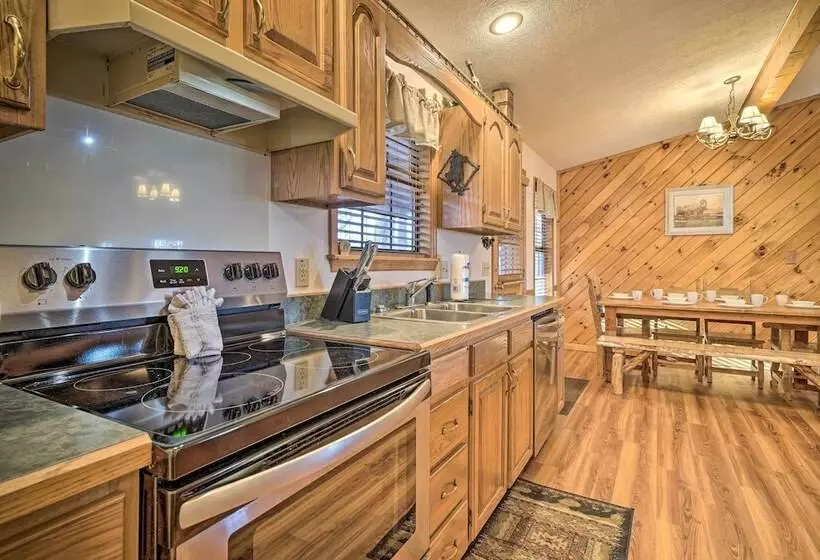 Peaceful Sevierville Cabin W/ Hot Tub & Grill