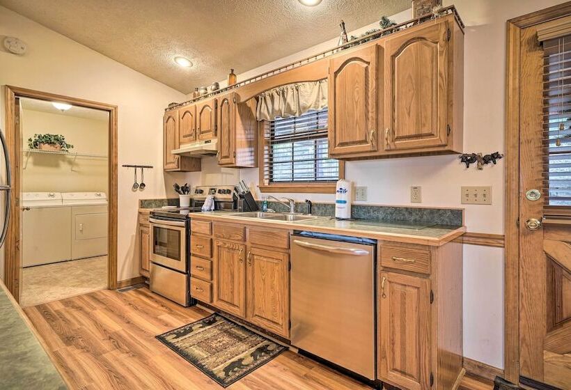 Peaceful Sevierville Cabin W/ Hot Tub & Grill