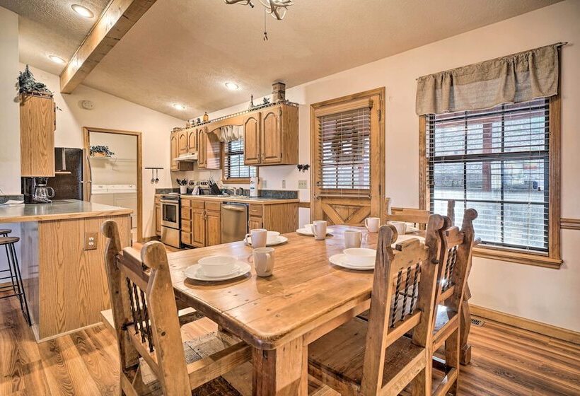 Peaceful Sevierville Cabin W/ Hot Tub & Grill