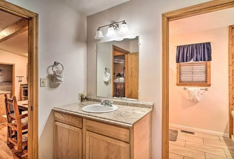 Peaceful Sevierville Cabin W/ Hot Tub & Grill