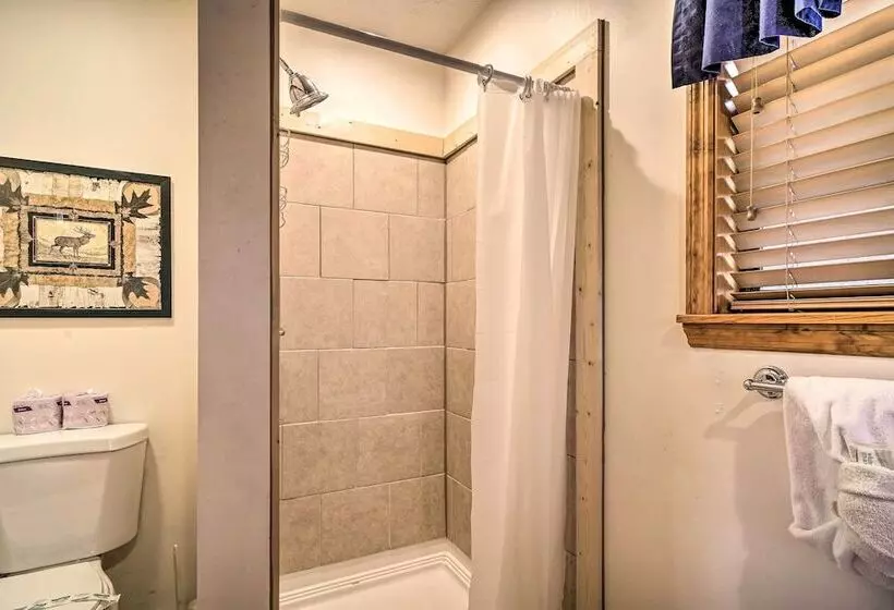 Peaceful Sevierville Cabin W/ Hot Tub & Grill