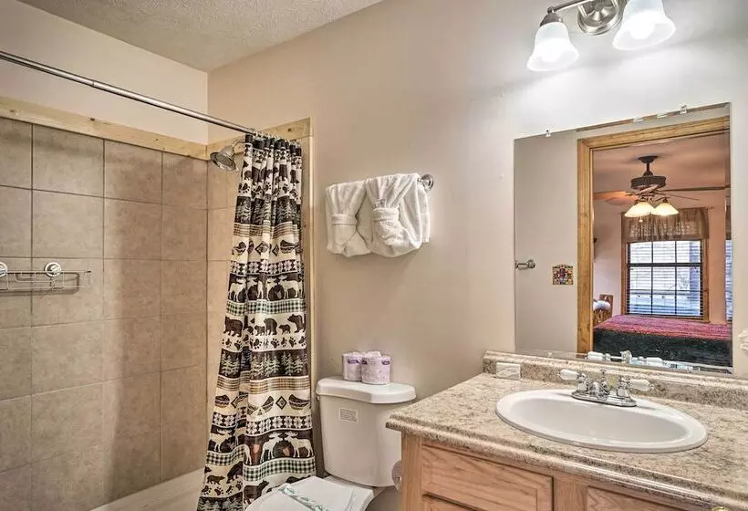 Peaceful Sevierville Cabin W/ Hot Tub & Grill