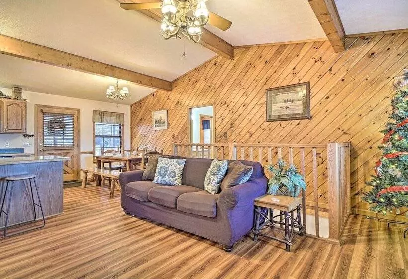 Peaceful Sevierville Cabin W/ Hot Tub & Grill