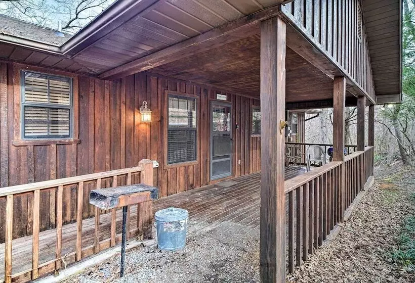 Peaceful Sevierville Cabin W/ Hot Tub & Grill