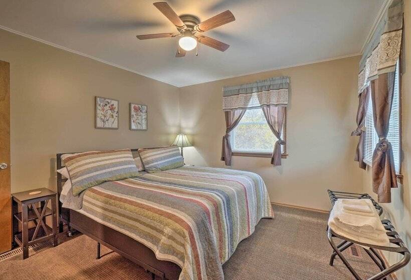 Shell Knob Home W/ Fire Pit, Near Table Rock Lake!