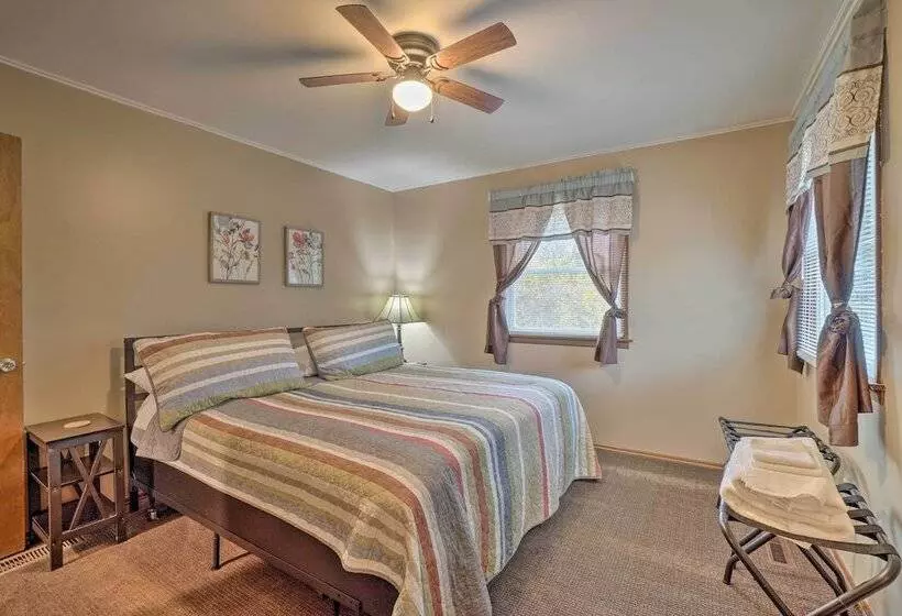 Shell Knob Home W/ Fire Pit, Near Table Rock Lake!