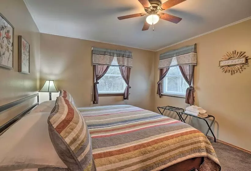 Shell Knob Home W/ Fire Pit, Near Table Rock Lake!