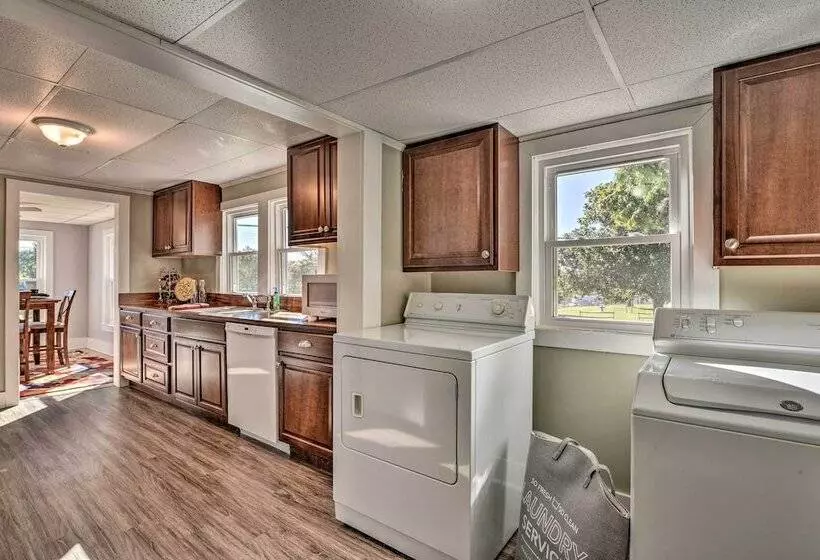 Porch, Fire Pit & Grill: Blue Ridge Mtn Cottage!