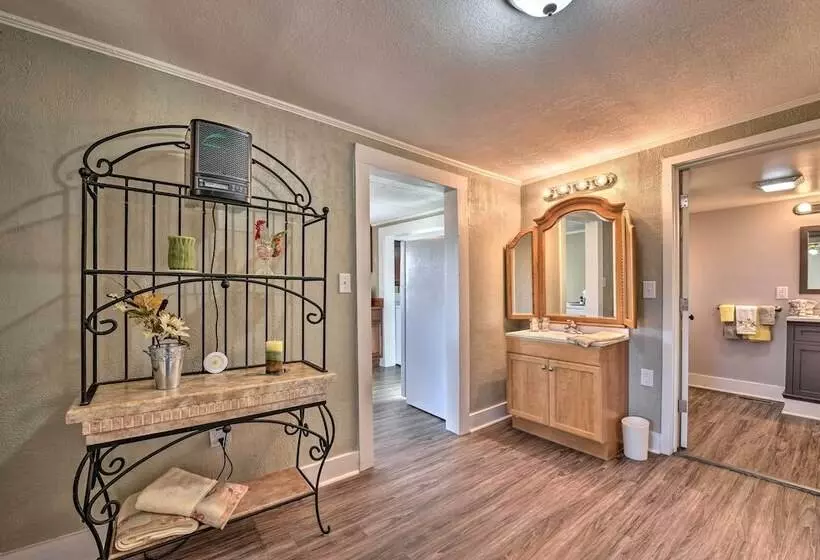 Porch, Fire Pit & Grill: Blue Ridge Mtn Cottage!