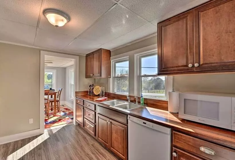 Porch, Fire Pit & Grill: Blue Ridge Mtn Cottage!