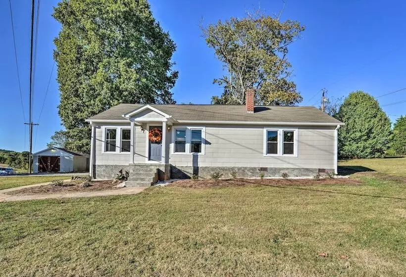 Porch, Fire Pit & Grill: Blue Ridge Mtn Cottage!