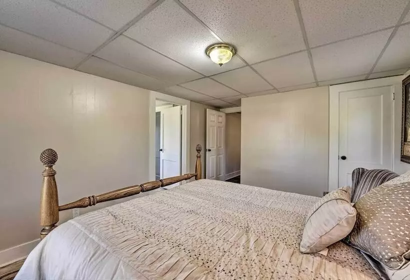 Porch, Fire Pit & Grill: Blue Ridge Mtn Cottage!