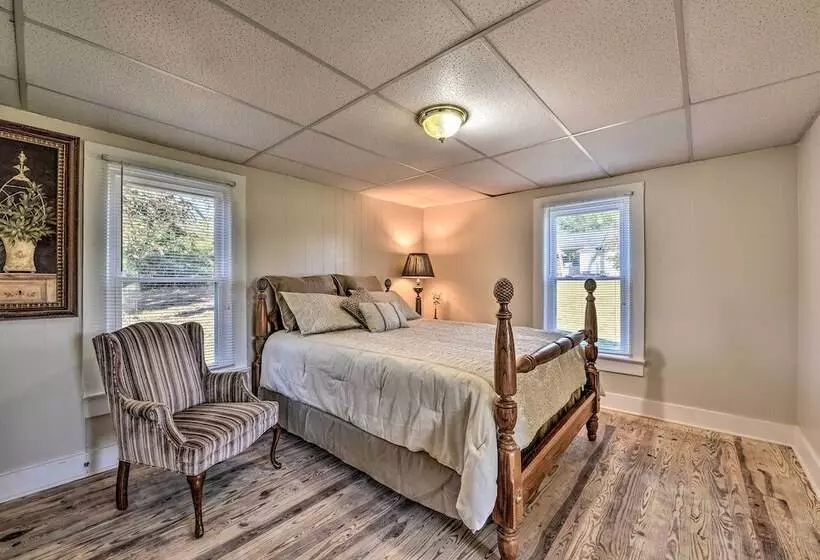 Porch, Fire Pit & Grill: Blue Ridge Mtn Cottage!