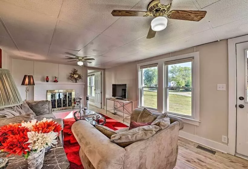 Porch, Fire Pit & Grill: Blue Ridge Mtn Cottage!