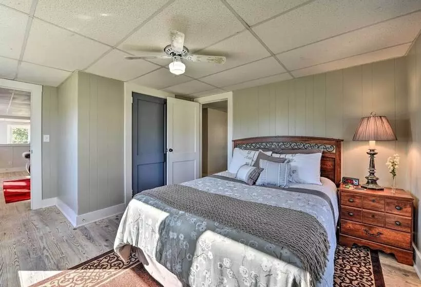 Porch, Fire Pit & Grill: Blue Ridge Mtn Cottage!