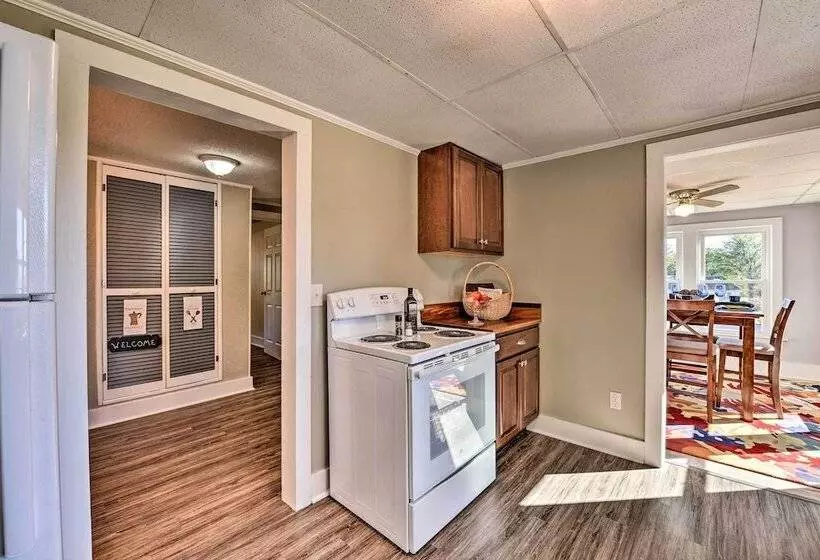 Porch, Fire Pit & Grill: Blue Ridge Mtn Cottage!