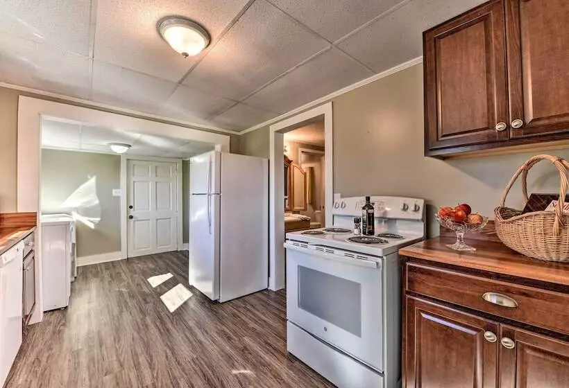 Porch, Fire Pit & Grill: Blue Ridge Mtn Cottage!