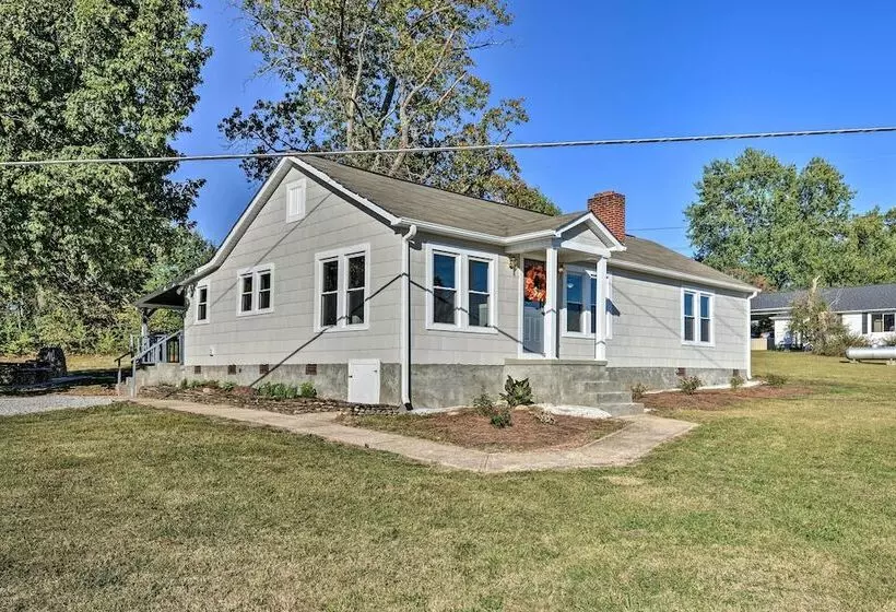 Porch, Fire Pit & Grill: Blue Ridge Mtn Cottage!
