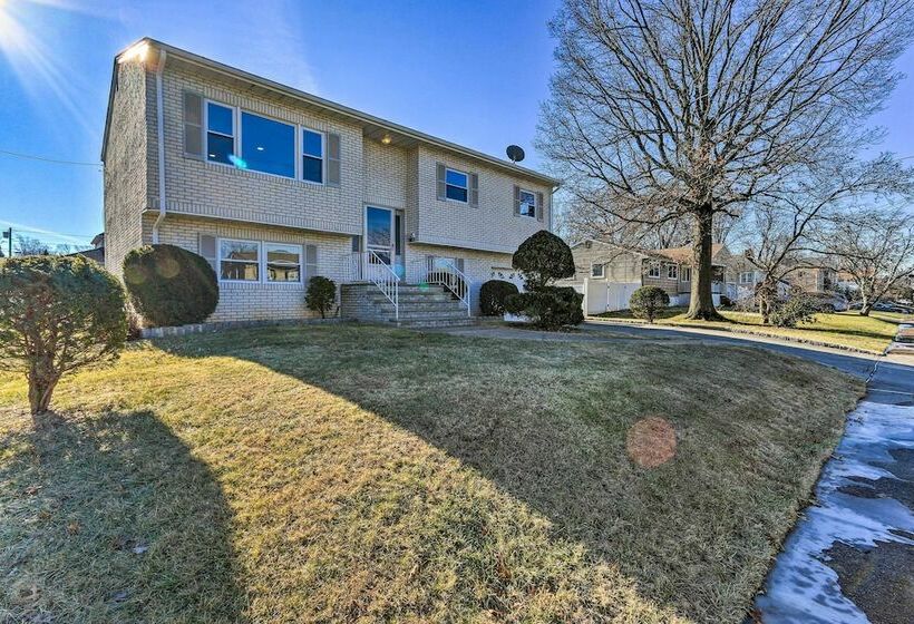 Spacious Home ~ 11 Mi To Staten Island!