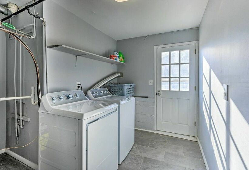 Spacious Home ~ 11 Mi To Staten Island!